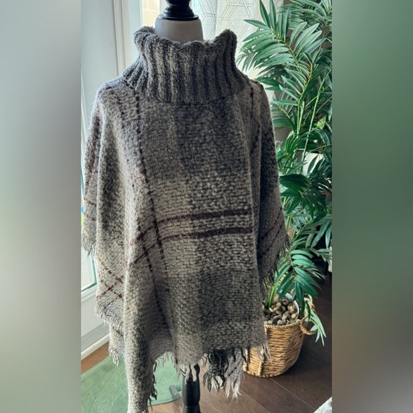 Roots Poncho One Size
Wool Blend Fringe Cowl Neck - Picture 1 of 7
